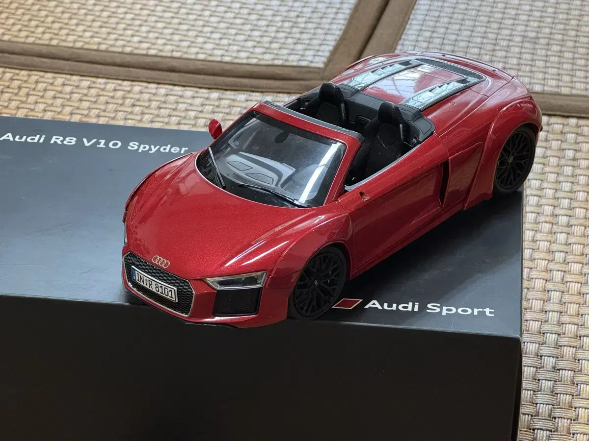 아우디 r8 v10 스파이더 1:18 다이캐스트